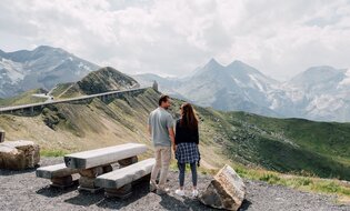 Genusstour, Pärchen genießt die Aussicht  | © SalzburgerLand Tourismus/Chris Perkles