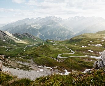 Glocknerstraße, Blick vom Hochtor zum Berghotel Wallackhaus | © grossglockner.at/Michael Königshofer