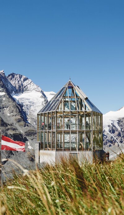 Wilhelm-Swarovski-Beobachtungswarte mit Großglockner im Hintergrund | © grossglockner.at/Michael Königshofer