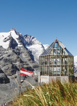 Wilhelm-Swarovski-Beobachtungswarte mit Großglockner im Hintergrund | © grossglockner.at/Michael Königshofer