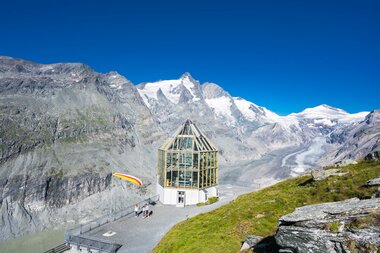 Wilhelm-Swarovski-Beobachtungswarte mit Großglockner im Hintergrund | © grossglockner.at/Michael Stabentheiner