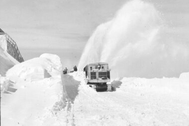 Historical snow clearing with a rotary plough | © grossglockner.at