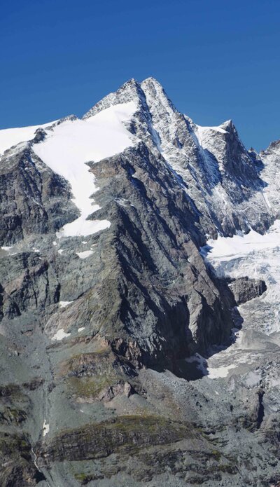 Hiker with national park ranger, view of Grossglockner | © grossglockner.at/Michael Königshofer