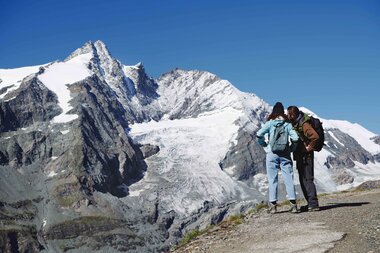 Hiker with national park ranger, view of Grossglockner | © grossglockner.at/Michael Königshofer