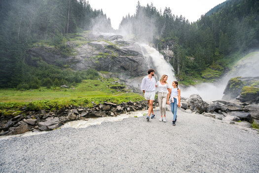 Family walks away from the Krimml Waterfall | © krimmler-wasserwelten.at/Stabentheiner