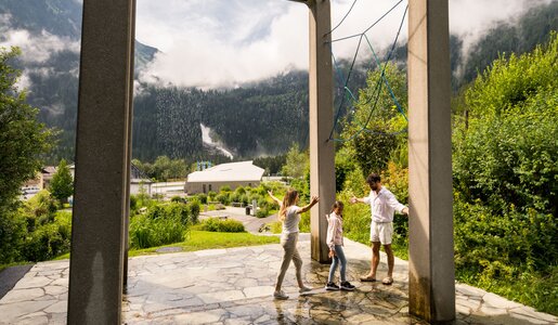 Krimml Worlds of Water, family under the waterfall curtain | © krimmler-wasserwelten.at/Michael Stabentheiner