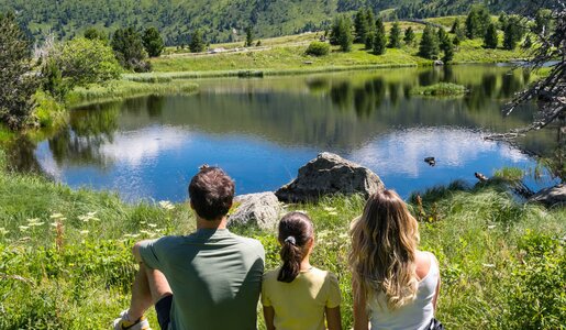 Family sitting at the lake Windebensee | © nockalmstrasse.at/Stabentheiner