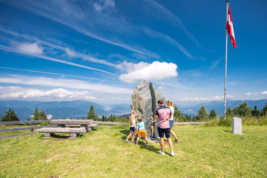 Family at the observation station Sun trails | © villacher-alpenstrasse.at/Stabentheiner